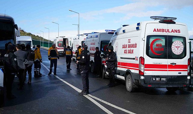 Düzensiz göçmenleri taşıyan otobüsü kazaya karıştı