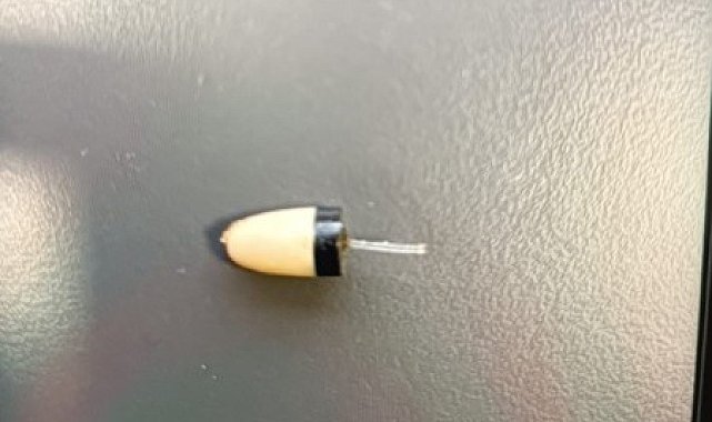 Ehliyet sınavında gömlek düğmesine kamera, kulağına böcek yerleştirmiş