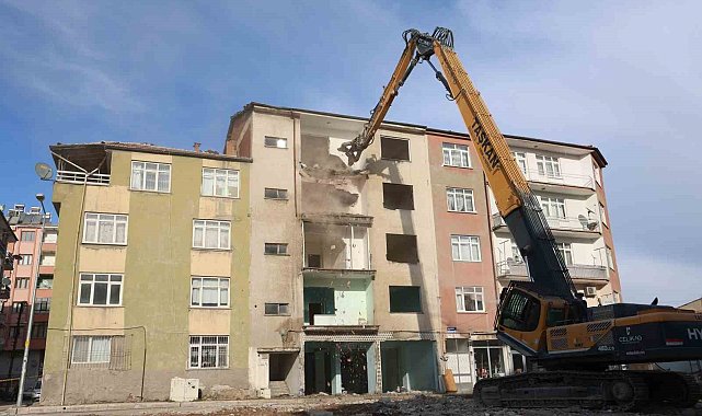 Elazığ'da depremde ağır hasar alan 3 katlı binaların yıkımı tamamlandı