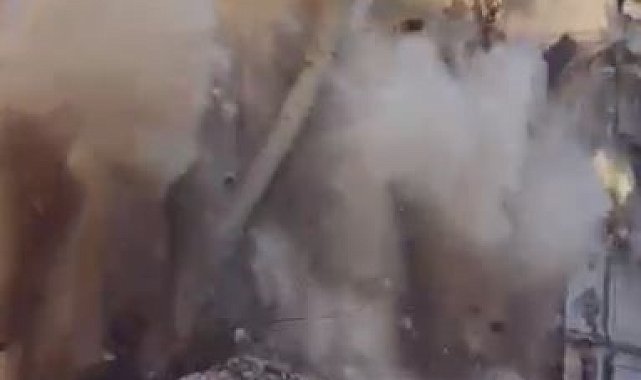 Elazığ'da hasarlı binaların yıkımları sürüyor