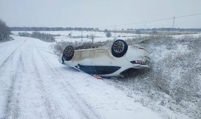 Elazığ'da kar yağışı kazayı beraberinde getirdi, otomobil takla attı