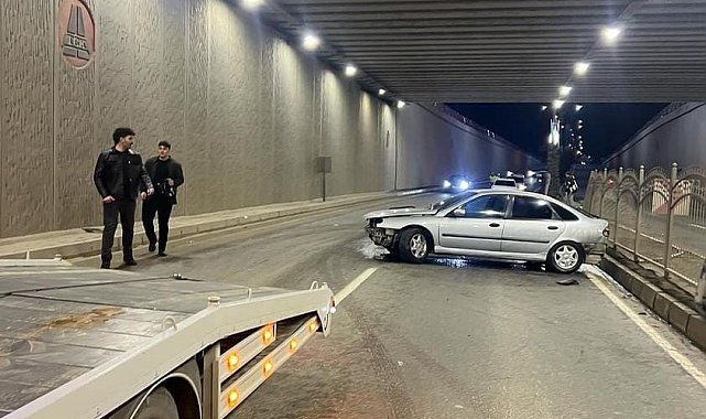 Elazığ'da otomobil alt geçitte refüje çarptı