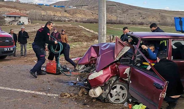 Elektrik direğine çarpan Tofaş hurdaya döndü: 3 yaralı