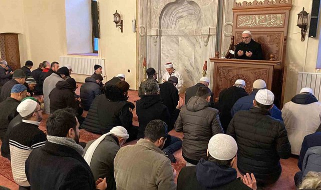 Eller şehitler için semaya kalktı