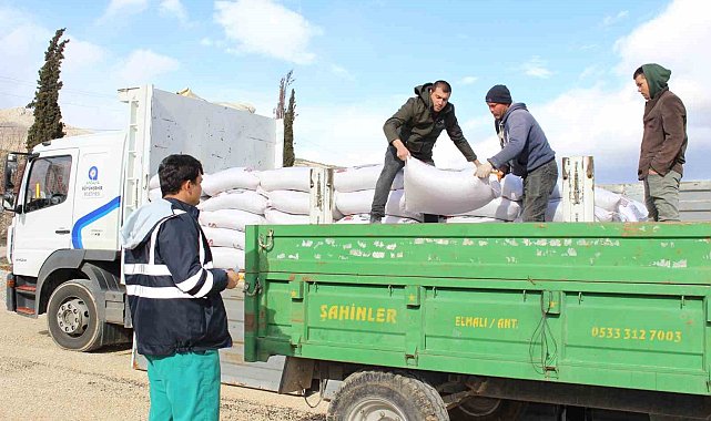 Elmalı'da 7 üreticiye 210 çuval yem desteği sağlandı