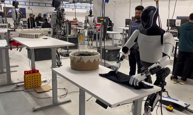 Elon Musk, şirketinin geliştirdiği insansı robotun tişört katladığı anları paylaştı