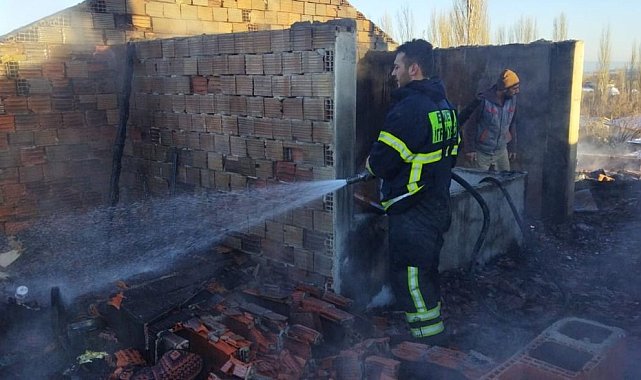 Emet'te 3 katlı binanın çatı katında çıkan yangın korkuttu