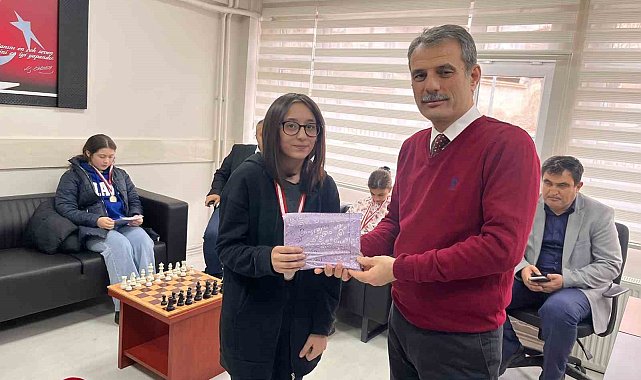 Emet'te afiş yarışmalarında dereceye giren öğrenciler ödüllendirildi