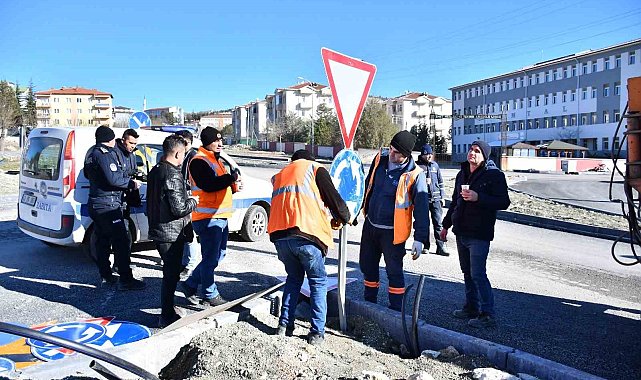 Emet'te uyarı ve trafik tabelalarının montaj çalışmaları sürüyor
