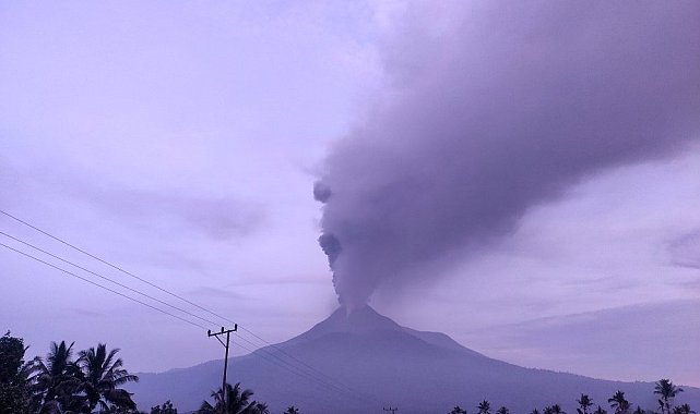 Endonezya'daki Lewotobi Laki-Laki Yanardağı'nda patlama