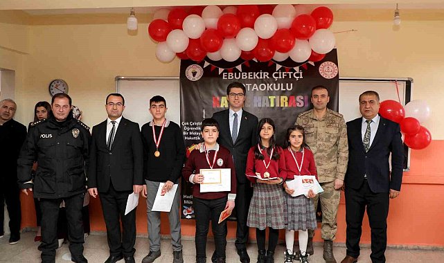 Erciş Kaymakamı Karaloğlu, öğrencilerin karne sevincine ortak oldu