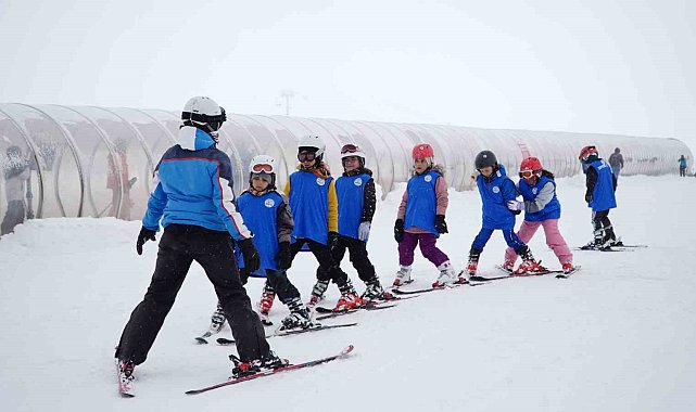 Erciyes Kayak Okulu'nda 200 kişi ilk defa kayak öğreniyor