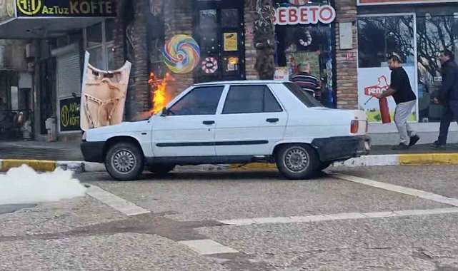 Erdek'te alev alan Tofaş otomobili esnaf söndürdü