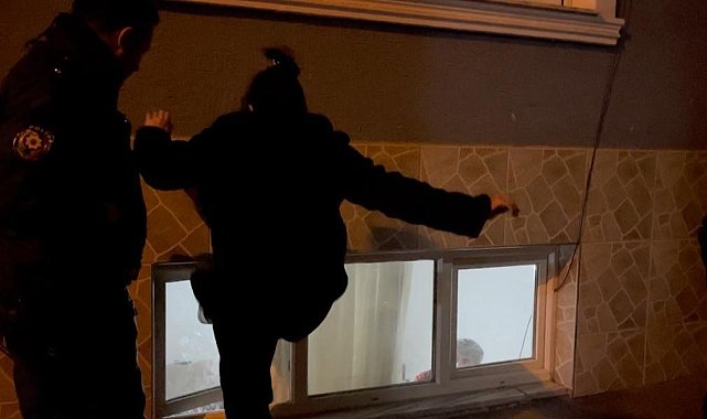 Erkek arkadaşının evini bastı mahalleliyi isyan ettirdi