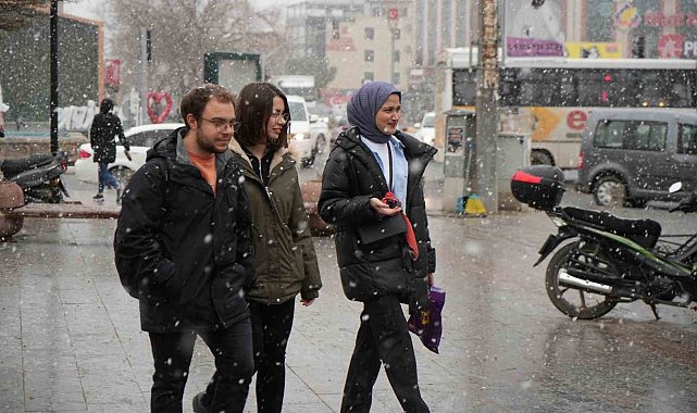 Erzincan'da kar yağışı vatandaşları sevindirdi