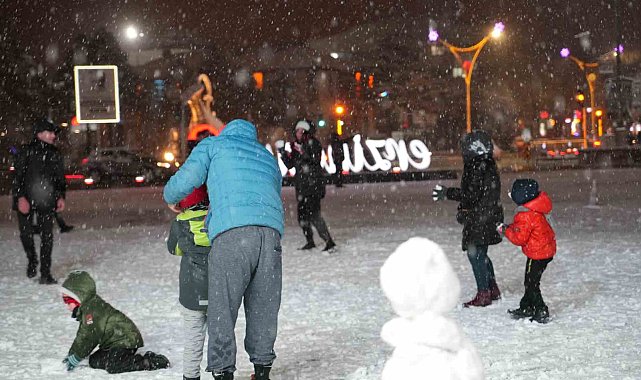 Erzincan'da kar yağışı vatandaşları sevindirdi