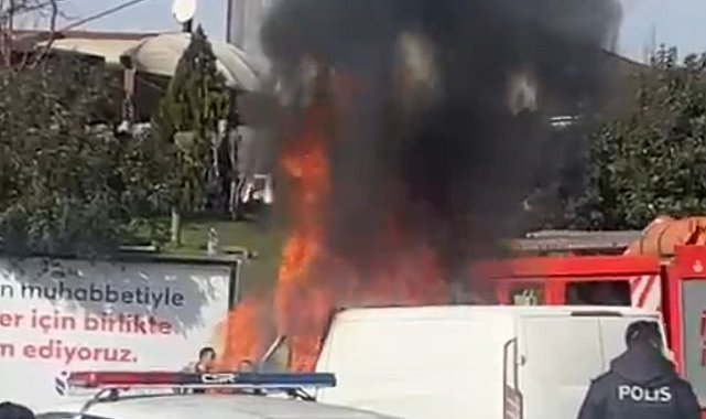 Esenler'de seyir halindeki araç alev aldı