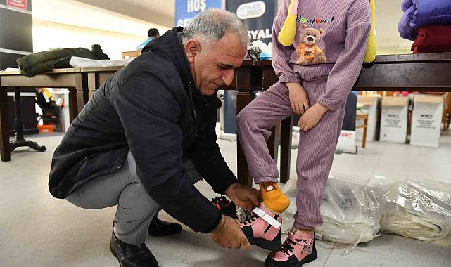 Esenyurt Belediyesi 6 bin çocuğa mont ve bot yardımı yaptı