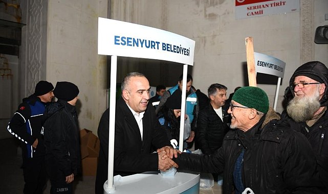 Esenyurt Belediyesi'nden vatandaşlara kandil simidi ikramı