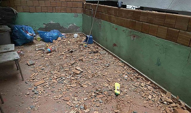 Esenyurt'ta inşaat halindeki binanın tuğlaları, vatandaşın balkonuna düştü