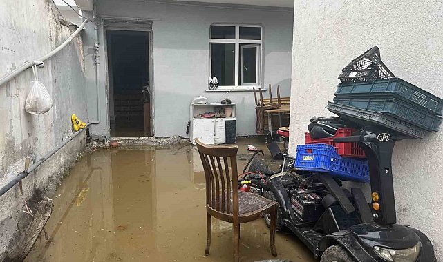 Esenyurt&#039;ta İSKİ&#039;ye ait rögar kapağı patladı: İki evi su bastı