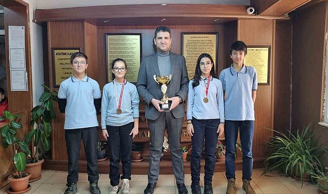 Eskişehir Ticaret Borsası Ortaokulu Kız Masa Tenisi Takımı Eskişehir birinciliği kazandı