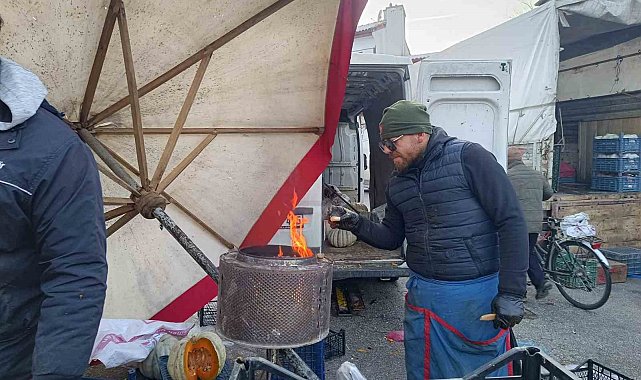 Eskişehir'de pazarcı esnafı emek parası için soğukla mücadele ediyor