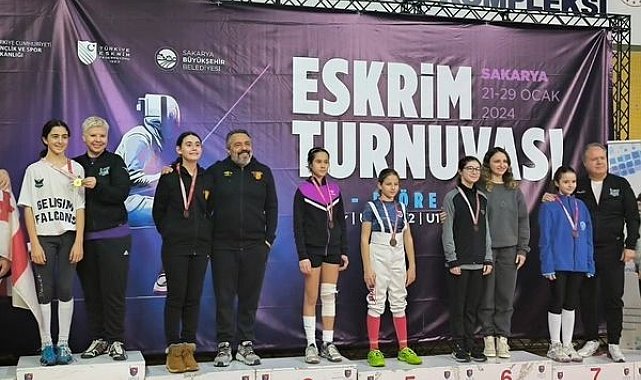 Eskişehir'i temsil eden flöre eskrim takımı Sakarya'dan madalyalarla döndü