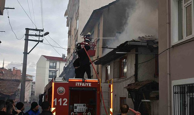 Evde çıkan yangında dumandan etkilenen anne ve kızı hastanelik oldu
