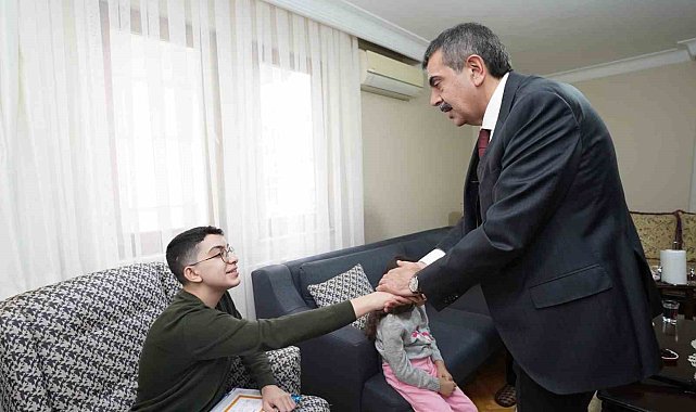 Evde eğitim gören depremzede öğrenciye karnesini Bakan Tekin verdi