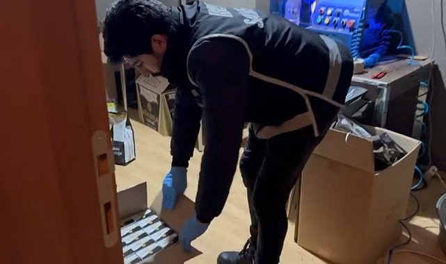 Evinde makineyle kaçak sigara sararken yakalandı