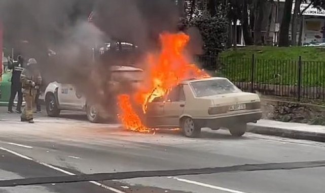 Eyüpsultan'da park halindeki araç alev alev yandı