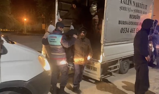 Ezine'de 35 kaçak göçmen ile 6 organizatör yakalandı