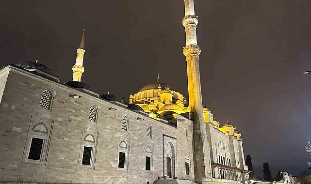 Fatih Camii'nde bıçaklı saldırı: İmam ve bir vatandaşın hayati tehlikesi sürüyor