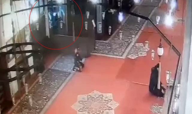 Fatih Camii'nde imam ile bir kişinin ağır yaralandığı bıçaklı saldırı anı güvenlik kamerasına yansıdı. Görüntülerde saldırganın iki kişiyi bıçakladığı görülüyor.