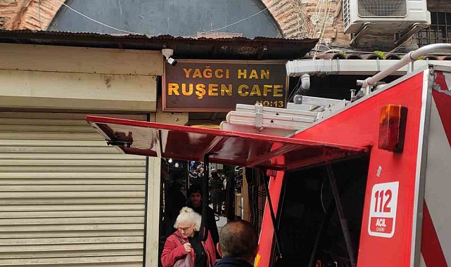 Fatih&#039;te ayakkabı deposunda çıkan yangın paniğe neden oldu