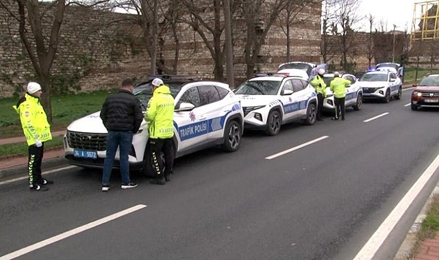 Fatih'te yayalara yol vermeyen sürücülere ceza yazıldı