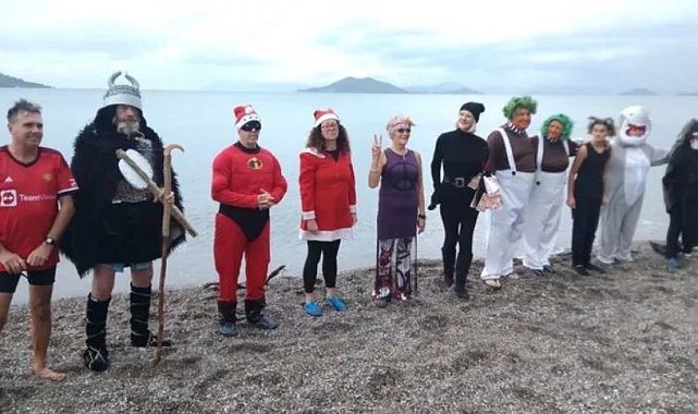 Fethiye'de kostümlerle denize girdiler