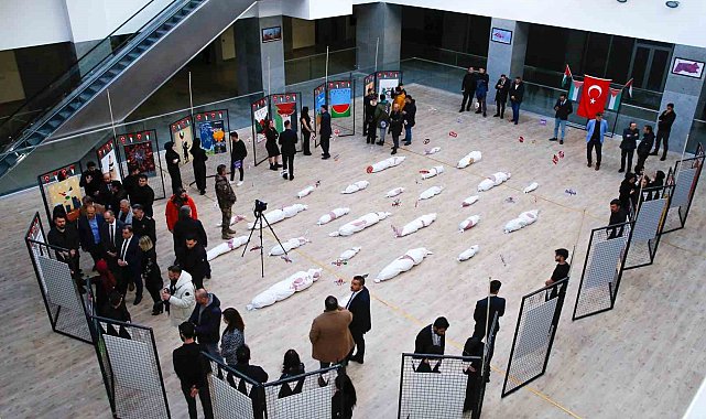 Filistin'deki soykırımı anlatan afiş sergisi düzenledi