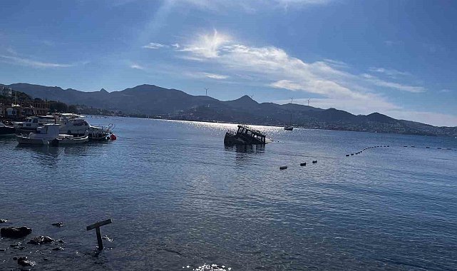 Fırtına ahşap tekneyi alabora etti