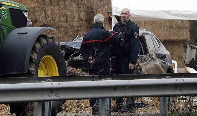 Fransa'da araç eylem yapan çiftçilerin arasına daldı: 1 ölü