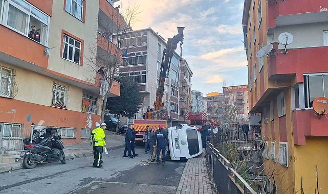 Freni boşalan minibüs çocuğa çarpıp apartman boşluğuna uçtu: Küçük çocuk hayatını kaybetti