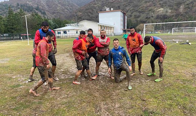 Futbolcular, ligin ikinci yarısının başlamasını çamurda sevinerek kutladı