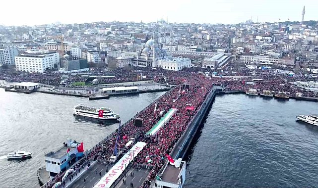 Galata Köprüsü'nde düzenlenen Filistin'e destek yürüyüşüne binlerce vatandaş akın etti