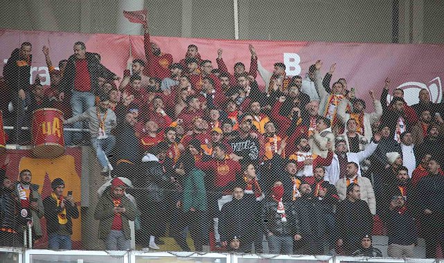 Galatasaraylı taraftarlar takımını yalnız bırakmadı
