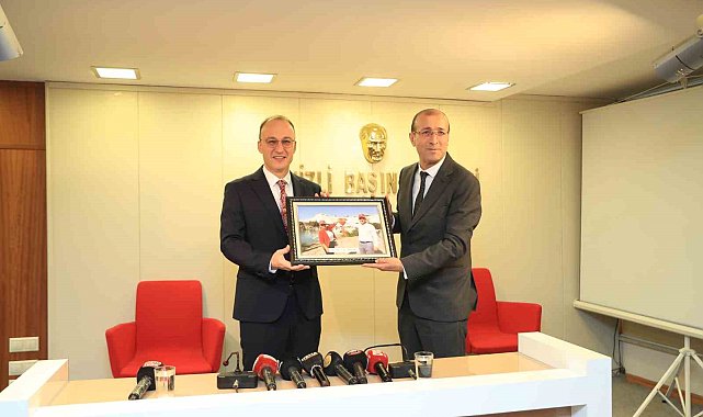 Gazetecilerden Başkan Örki'ye özel hediye