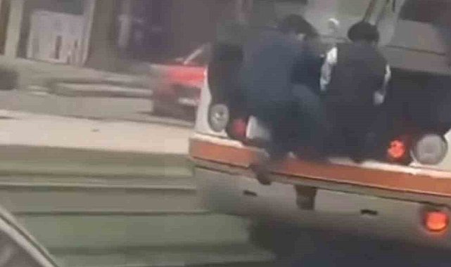 Gaziantep'te tramvayın arkasına tutunan iki çocuk canlarını hiçe saydı