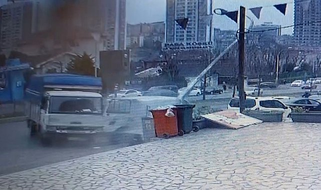 Gaziosmanpaşa'da kontrolden çıkan kamyon ticari araca çarptı, direği devirdi