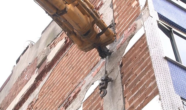 Gaziosmanpaşa'daki toprak kaymasının ardından 2 bina vinçle desteklendi
