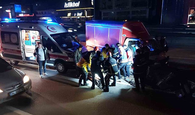Gebze'de kamyonet bariyerlere ok gibi saplandı: 1 yaralı